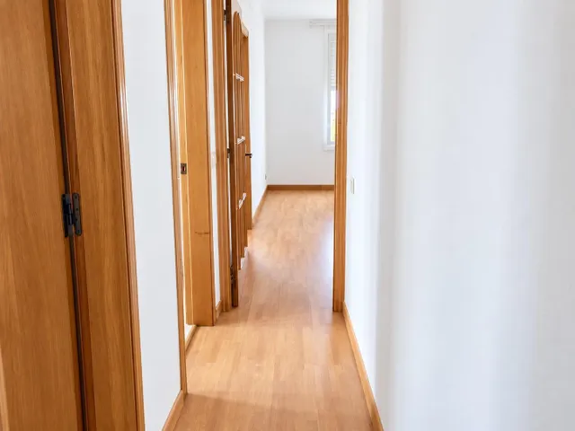 Piso luminoso de 3 habitaciones en Singuerlín, Santa Coloma de Gramenet — 7
