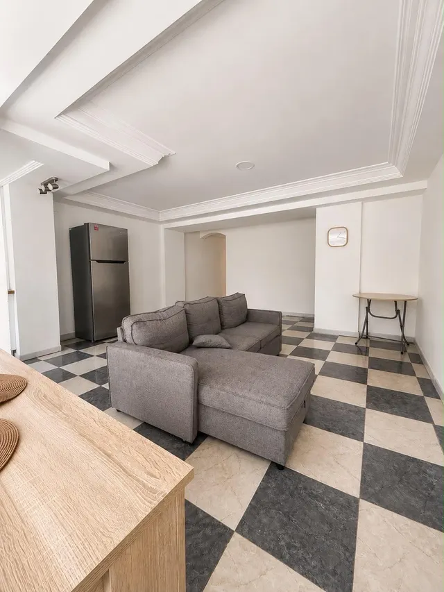 Piso de 3 dormitorios con patio y garaje en Elche — 11