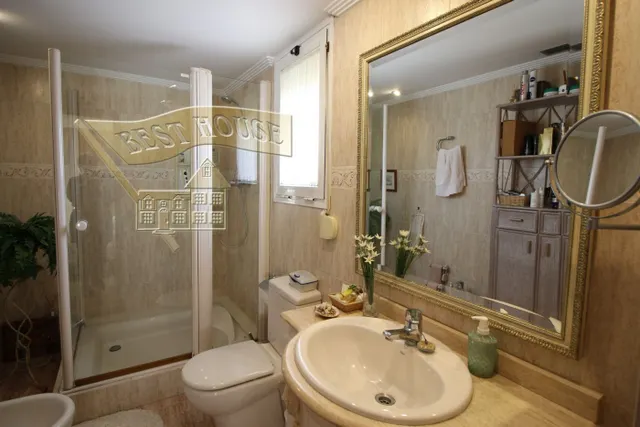 EXCLUSIVO CHALET ESQUINERO EN LA PATACONA — 29