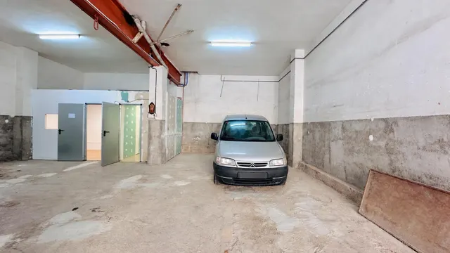 Local diáfano con acceso para vehículos en Terrassa — 2
