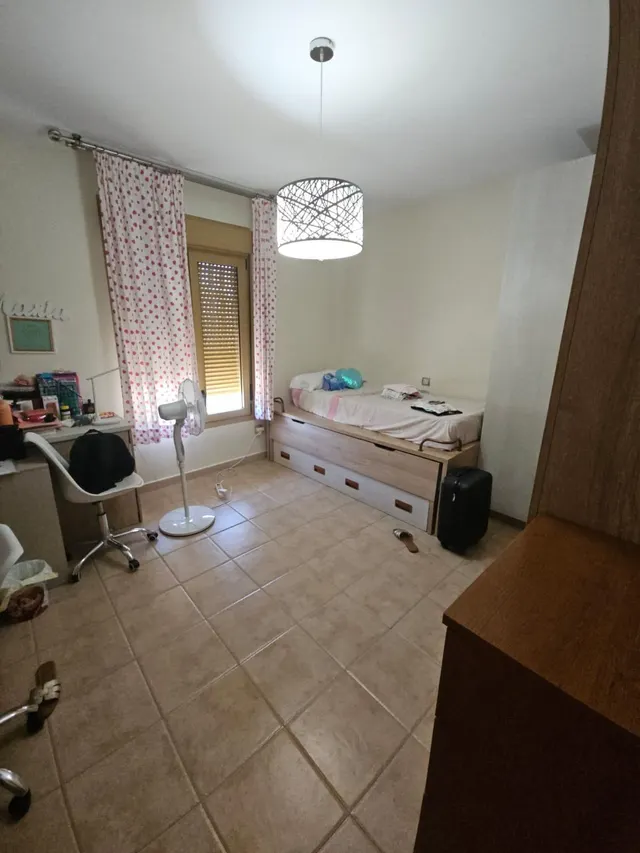 229 m2, 3 plantas y 8 placas solares para vivir sin mirar el recibo a fin de mes — 28