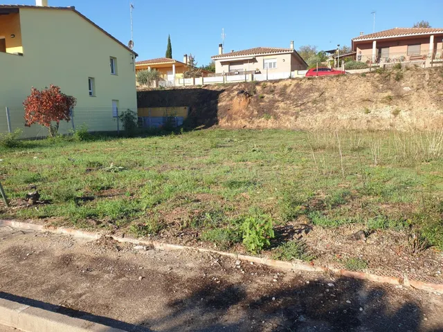 Parcela edificable de 424 m2 en la urbanización Les Roques,  - foto 2