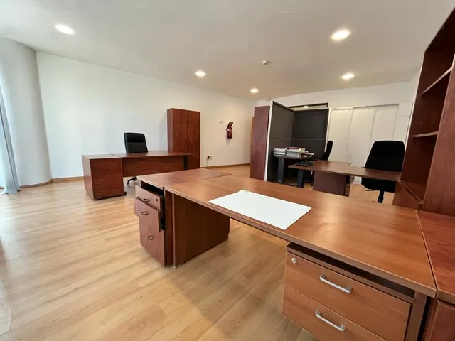 Alquiler de oficina exterior con dos plazas de garaje en Edificio Azabache — 4