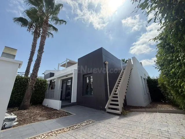 CASA DE UNA PLANTA CON SOLARIUM PRIVADO Y PISCINA | CERCA DE - foto 4