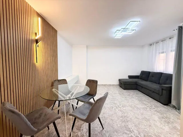 Apartamento reformado de 2 dormitorios en primera línea de Playa del Cura con vistas laterales al mar — 3