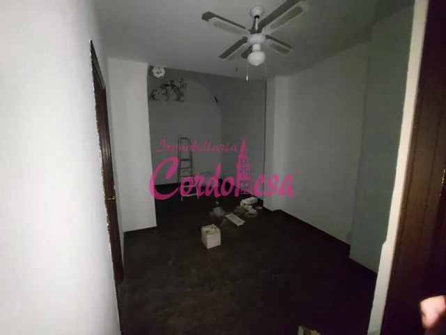 CASA INDEPENDIENTE CON LOCAL COMERCIAL EN PLANTA BAJA — 11