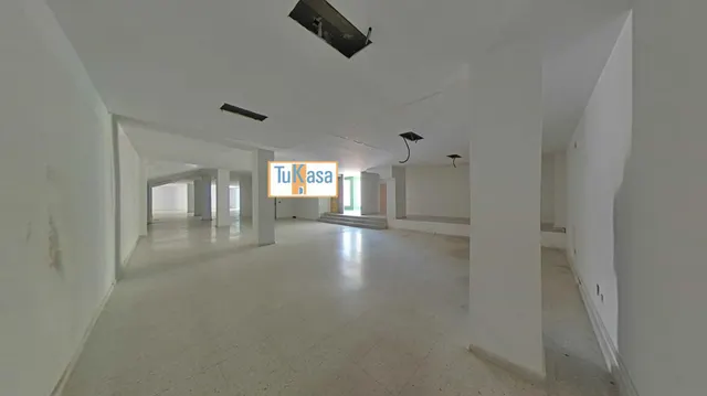 Gran local comercial con muchas posibilidades — 6