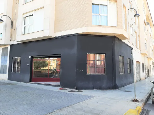 Local en venta, forma esquina a dos calles y con mucha luz natural — 6