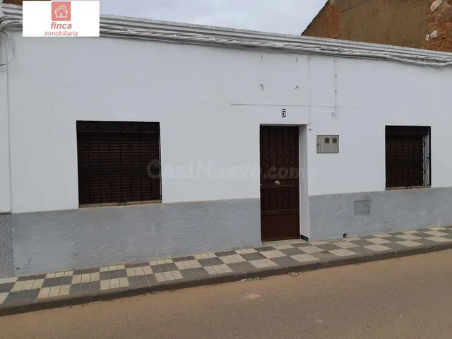 LA NAVA DE SANTIAGO, VIVIENDA AMPLIA, PATIO 300 M2, POSIBILI