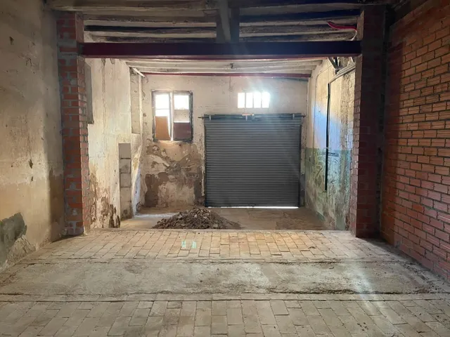 Local-magatzem, amb dos accessos per a vehicles al Rec d’Igualada – 123 m2 — 10