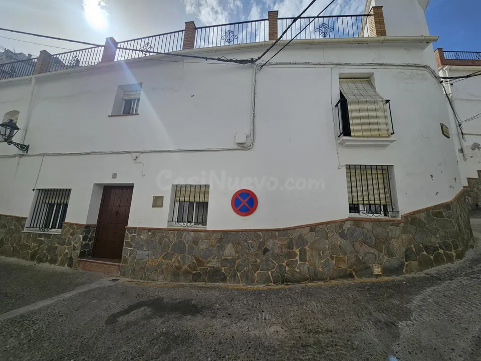 Casa de 5 dormitorios en Casarabonela con terraza y barbacoa