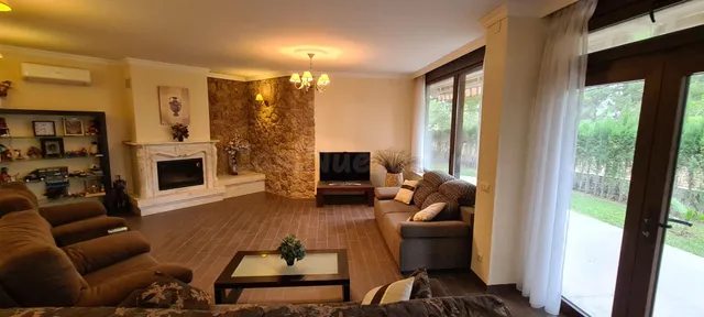 Exclusiva Villa de Lujo en Primera Línea de Mar junto a Cala - foto 3