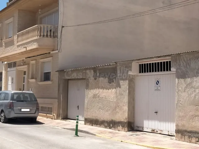 ¡Gran Oportunidad en Jacarilla! Propiedad versátil: Cochera,