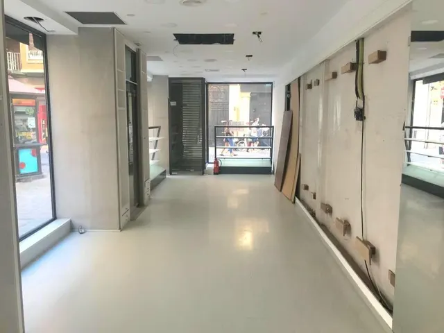 Impresionante local comercial esquinero en el centro de Castellón — 3