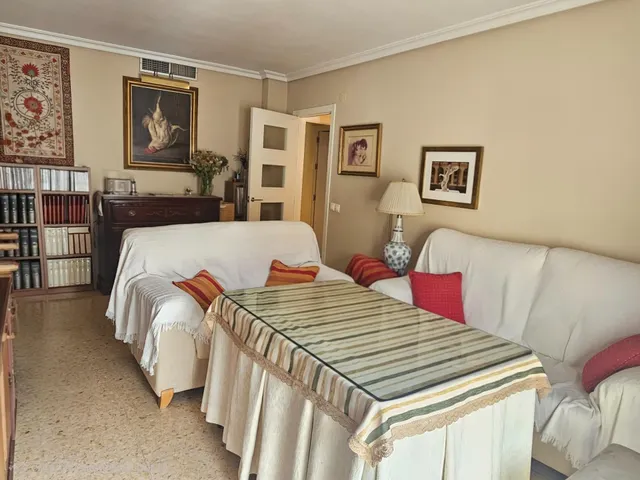 Piso de 4 dormitorios con plaza de garaje en San Basilio, con terraza de 20 m2 anexa al trastero en la cubierta. — 18