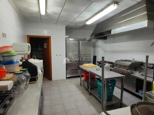SE VENDE LOCAL CON CAFETERIA-BAR MONTADO CON LICENCIA EN BUENA ZONA DE NOVELDA — 26