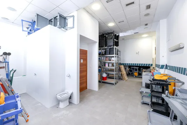 LOCAL COMERCIAL JUNTO AL CAMPUS DE LA SALUD — 21