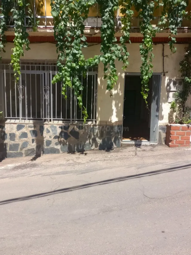 Se alquila local céntrico en Cañamero