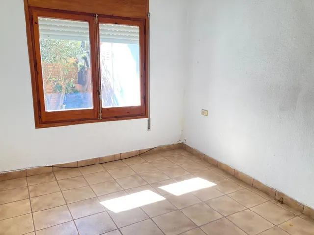 VIVIENDA EN PLANTA BAJA CON 2 VECINOS CON JARDÍN — 37