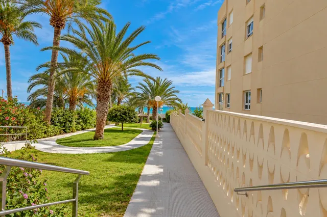 Vistas abiertas al mar y gran terraza en Cabo de las Huertas · 3 dormitorios y 2 baños — 49