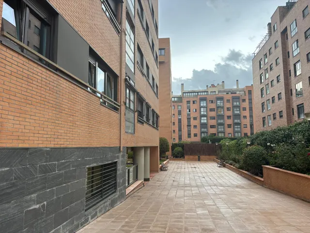 Piso EXTERIOR de 3 DORM con 2 plazas de garaje y piscina en Sanchinarro — 31