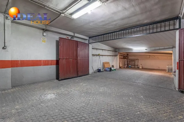 Gran Cochera Cerrada en el Centro de Granada — 2