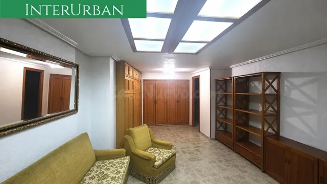 INTERURBAN vende Vivienda con gran garaje para 3 coches y mú