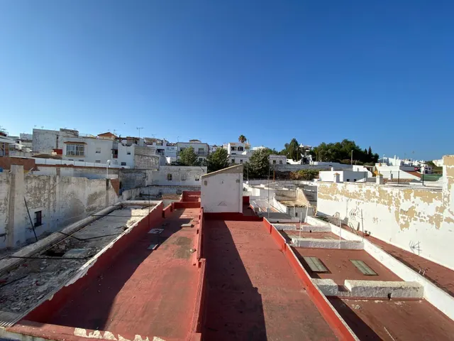 OPORTUNIDAD 2º PLANTA DE 4 DORMITORIOS A 3 MINUTOS DEL CENTRO DE LA CIUDAD — 23