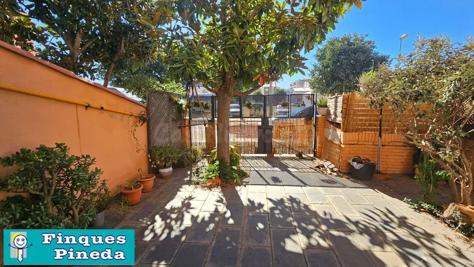 CASA PLANTA BAJA CON 2 VECINOS CON JARDÍN