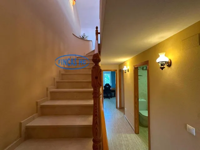 Bungalow de 260 m2 con jardín, buhardilla y garaje en urbanización con piscina en Ciudad Jardín, Alicante — 12