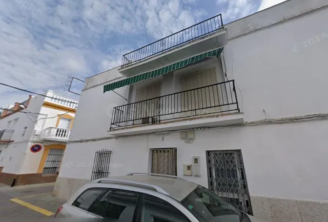 SE VENDE CASA ADOSADA OKUPADA en Calle Marquesa Nº 6 Campana - foto 2