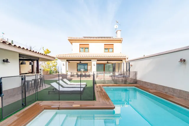 ¡Descubre el hogar de tus sueños en este espectacular chalet independiente! — 24