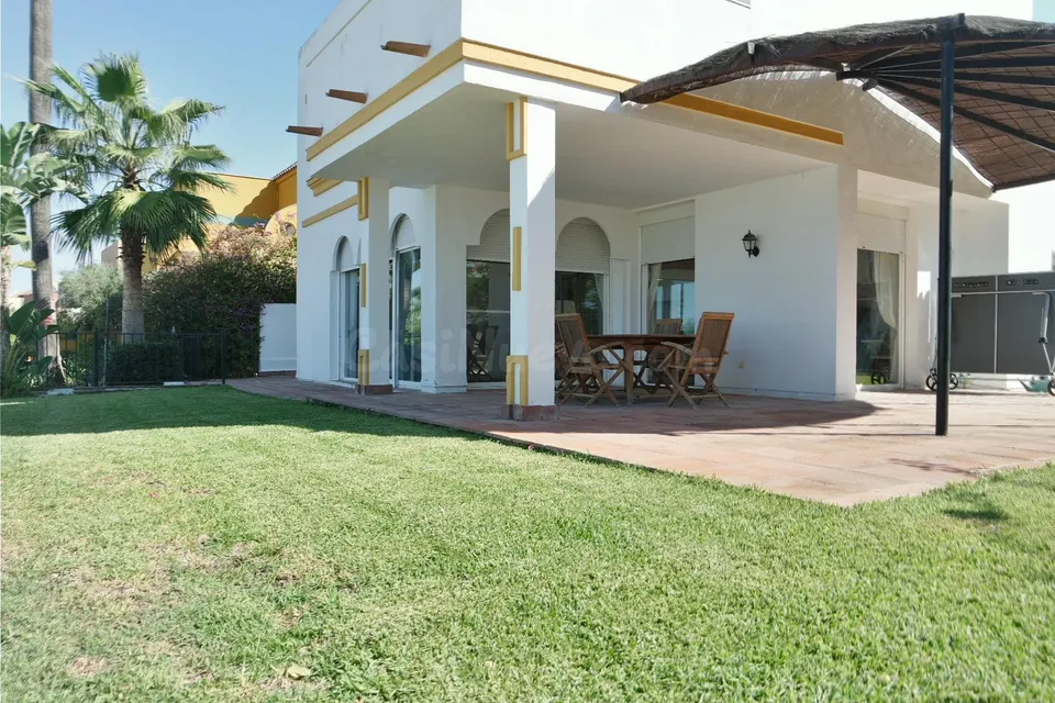 Impresionante chalet con piscina y en zona con campo de golf