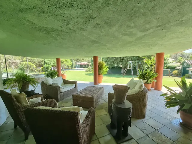 Chalet con patio, piscina, jardin, tenis, porche ,bodega  y garage — 28