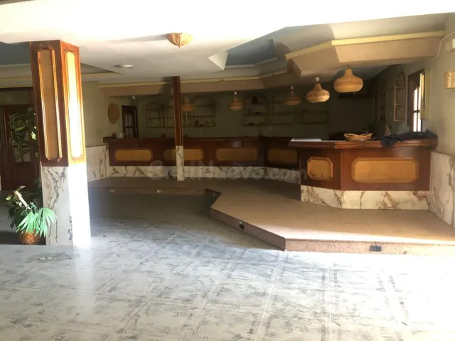 Espectacular edificio para negocio en Albalá - foto 2