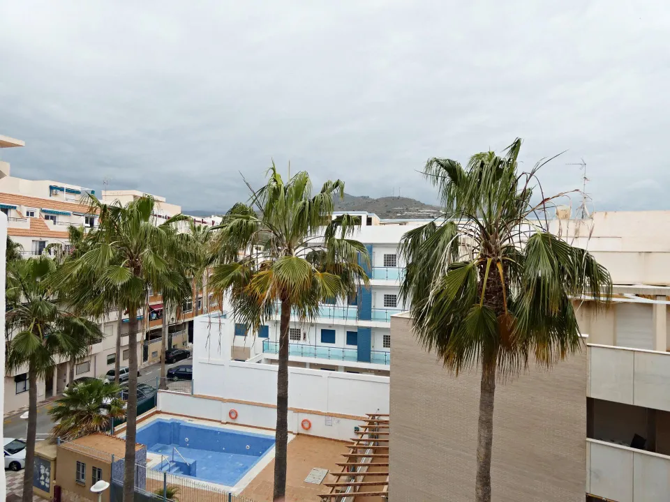 GRAN PISAZO AL LADO DEL MAR...