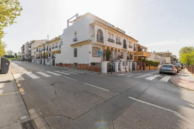 CASA ADOSADA DE 5 DORMITORIOS EN MARACENA — 5