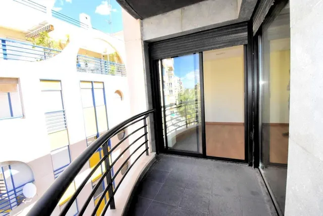 Amplio piso SE VENDE en Torrevieja – 3 habitaciones, terraza y garaje incluido — 8