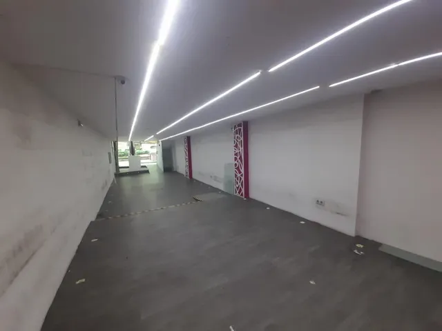 Se alquila local comercial en primera línea en Calle San Fernando de Santander. — 8