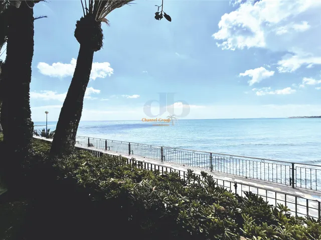 Magnifica villa en primera línea del mar en Orihuela Costa — 10