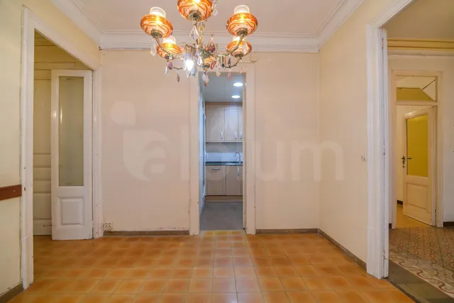 Espectacular vivienda esquinera con siete balcones frente al Mercat del Born — 14