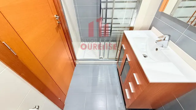 PRECIOSA VIVIENDA SEMINUEVA SITUADA EN O COUTO — 22