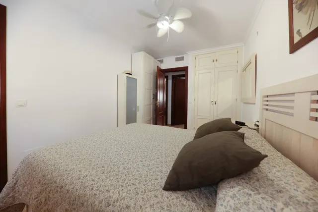 Amplio piso de 3 dormitorios con terraza, garaje y trastero en Las Lagunas — 18