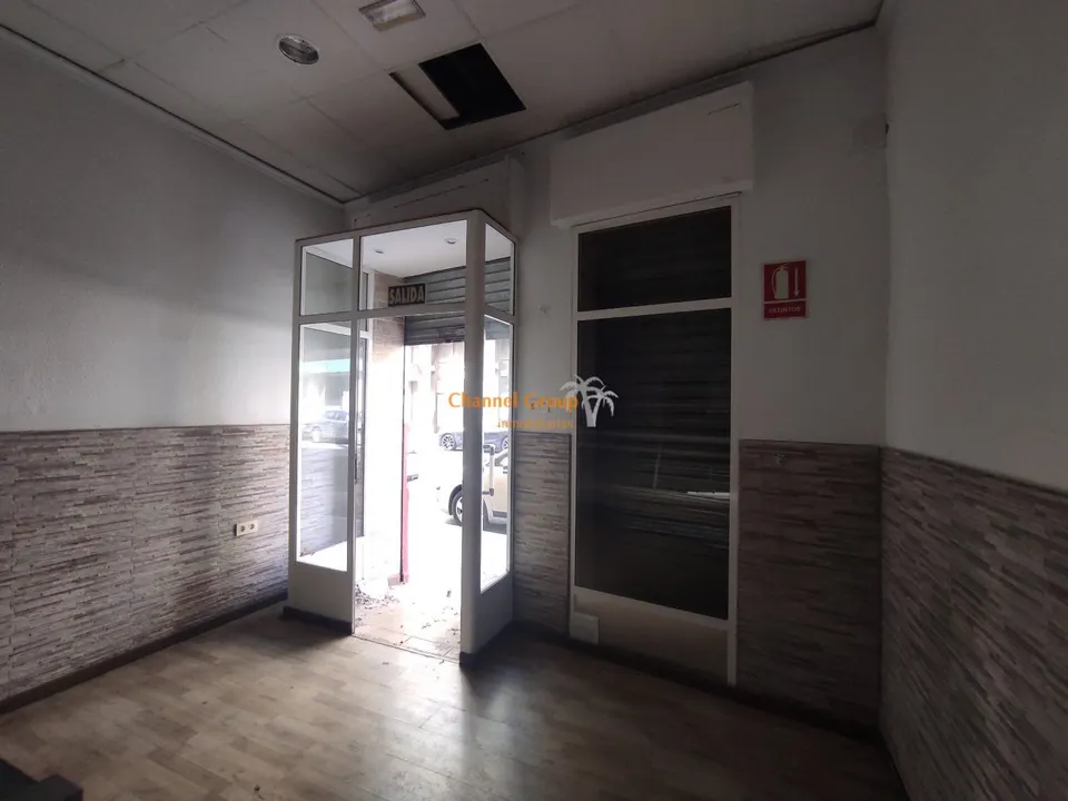 SE ALQUILA LOCAL COMERCIAL  EN ZONA CENTRO CON SALIDA DE HUMOS !!!