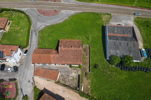 CONJUNTO DE EDIFICACIONES CON TERRENO URBANO EN LA REVILLA. — 32