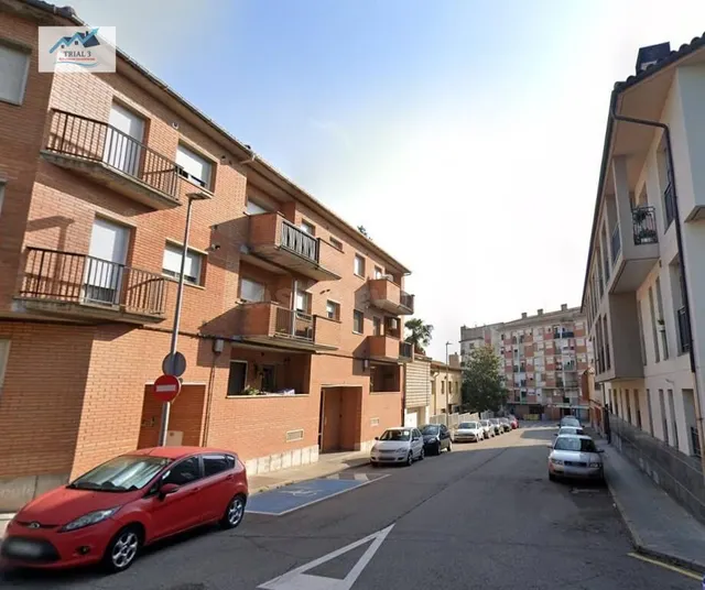 Venta de 10 Pisos + 31 Garajes en Manlleu (Barcelona) - foto 2