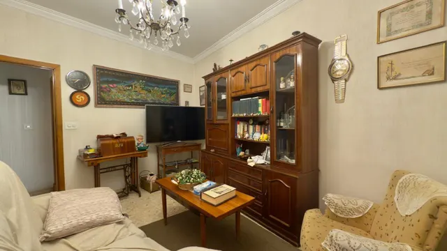 ¡Tu nuevo hogar en este encantador piso en un edificio con carácter del año 1975 y 4 habitaciones! — 36