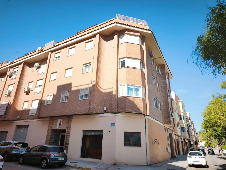 EXCELENTE ATICO MUY REFORMADO EN BARRIO SAN CRISPIN