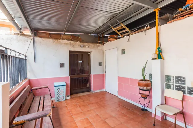 Casa con garaje, terraza y mucho potencial en los ramos — 28