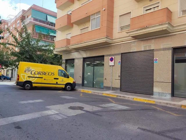 LOCAL para poner tu NEGOCIO o con posibilidad de CAMBIO DE USO. — 24